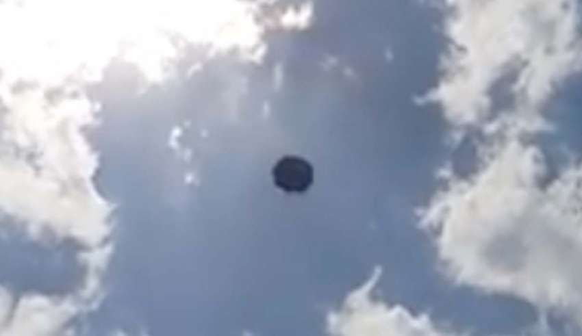 They record in video the spectacular sighting of a flying disc on a Mexican city