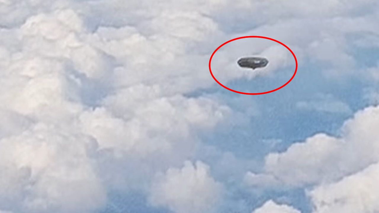 UFO sighting in Spain recorded from an airplane ! More false could not be !