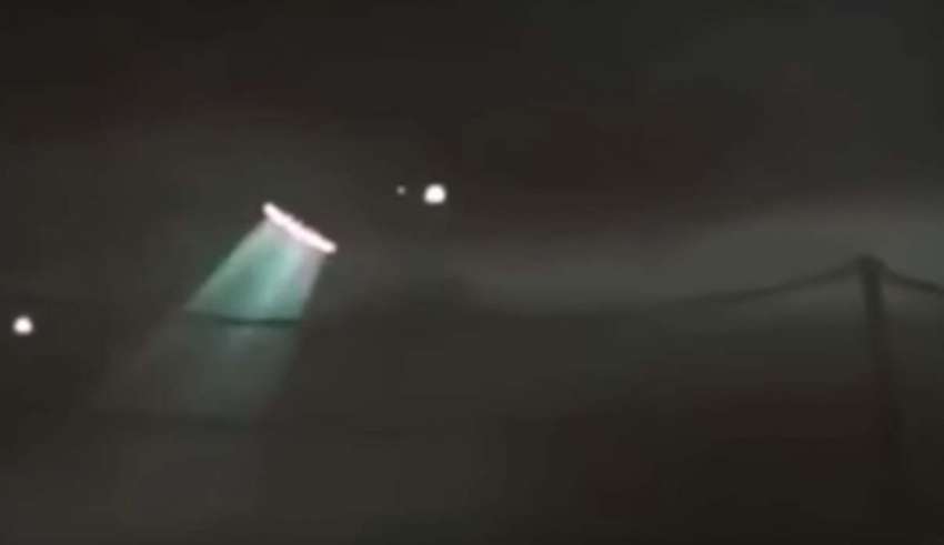 UFO was recorded in the shape of a cigar with flashing lights over Paris
