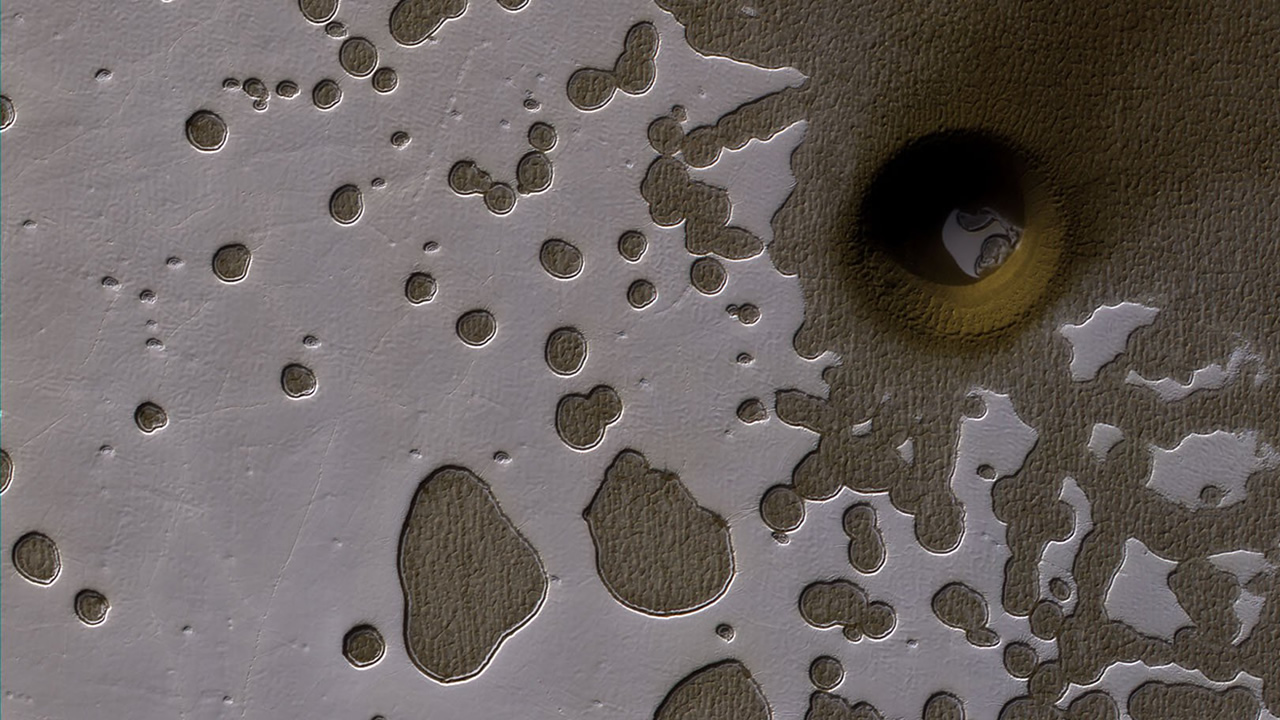 NASA can not explain what this strange and deep hole in Mars are