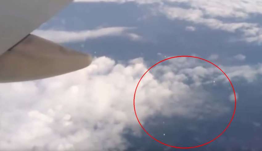 Passenger of an airplane records a fleet of UFOs over Taiwan