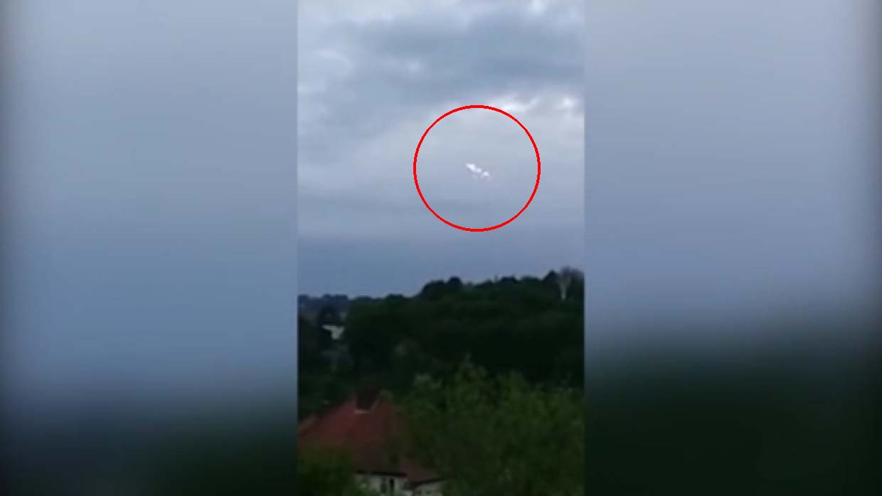 They record an amazing UFO on a base of the Royal British Air Force