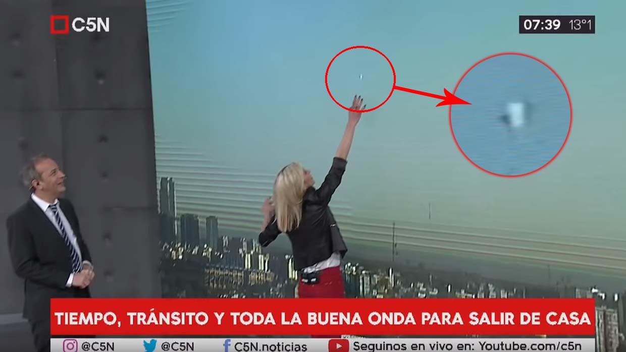 UFO appeared during a live Argentine news program(UFO in Buenos Aires)
