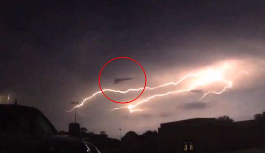 They record a triangular UFO absorbing the energy of a ray