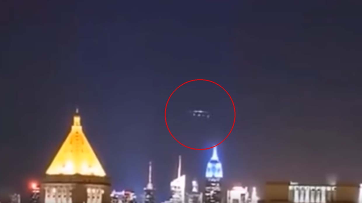 A video shows a UFO formation at the moment when a mysterious blue light illuminates New York at night