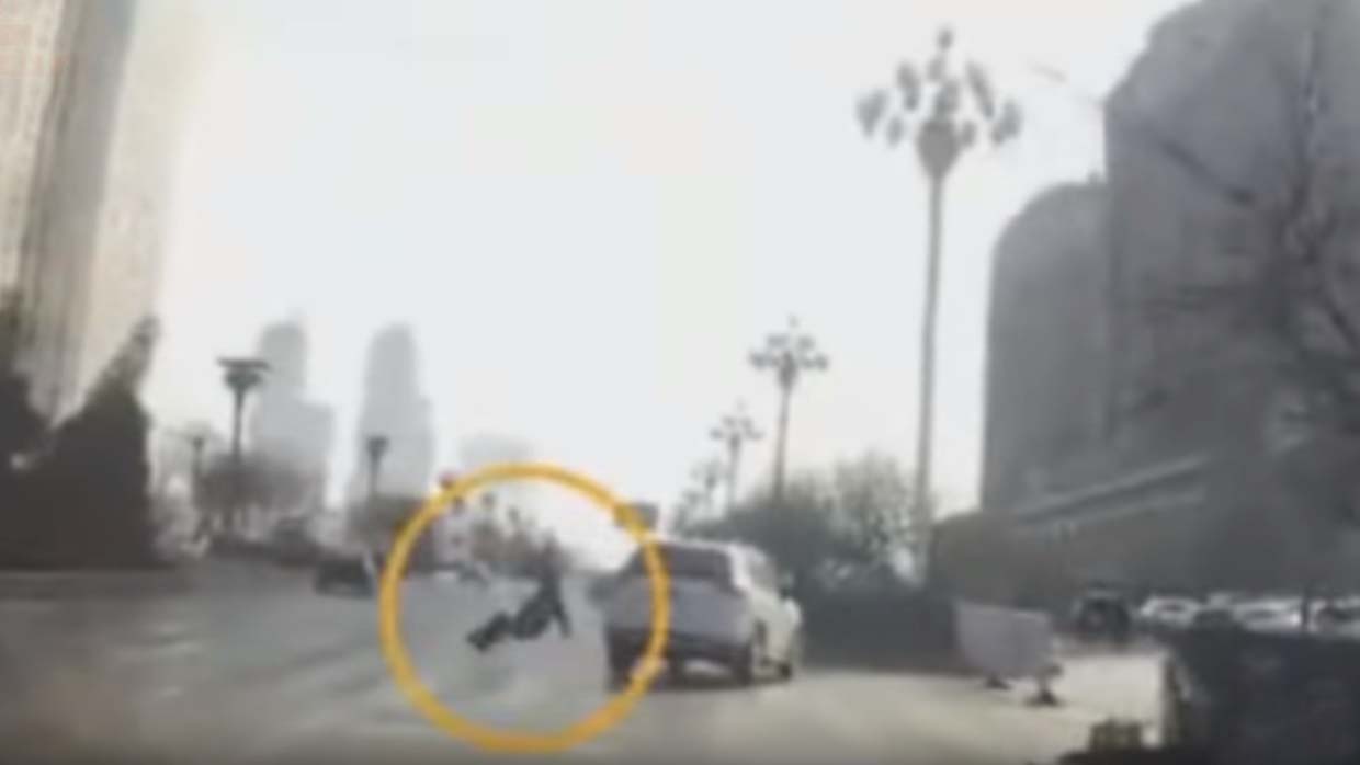 A video shows the moment when a teleported person causes an accident in China