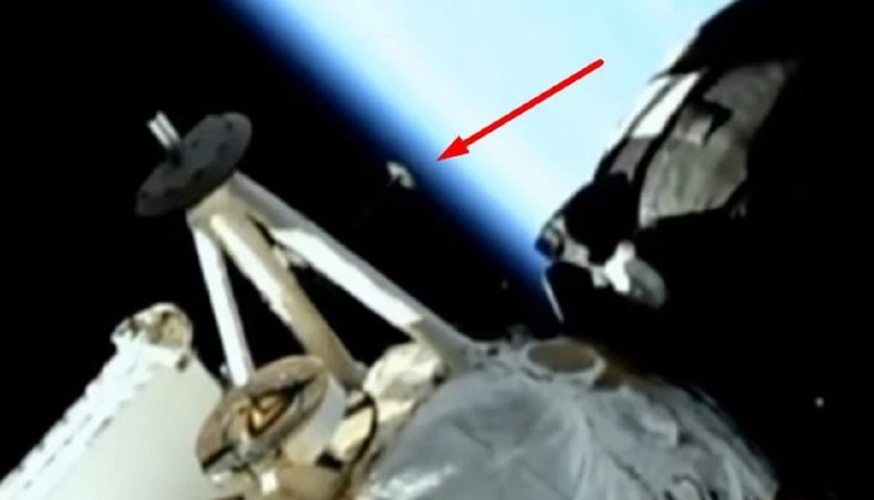 Object approaches astronauts of the ISS and the broadcast is mysteriously cut