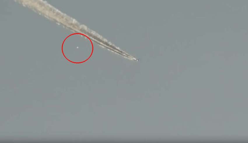 A man records a UFO coming out of a chemtrail