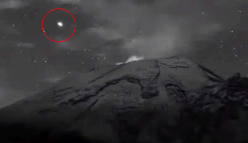A UFO was recorded leaving the interior of the Popocatépetl volcano