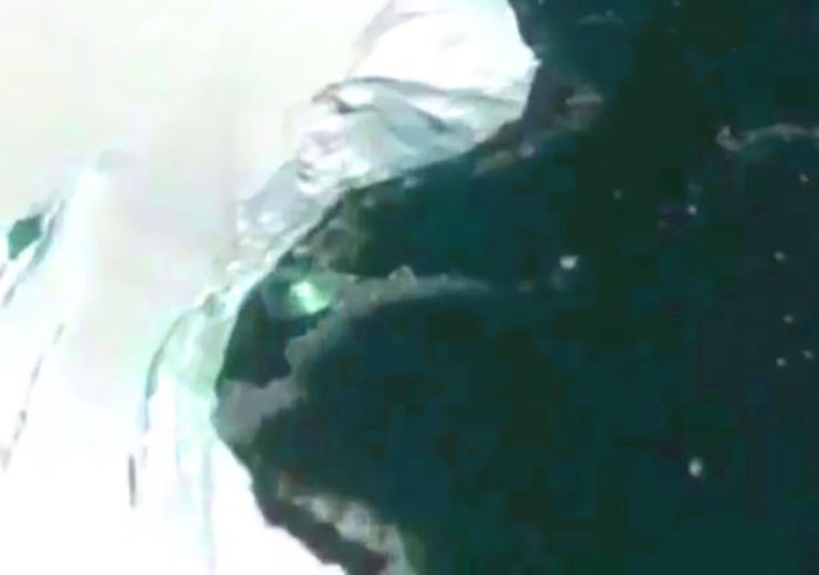 Satellite images show a UFO hidden among Antarctic ice 2 UFO hidden among Antarctic ice