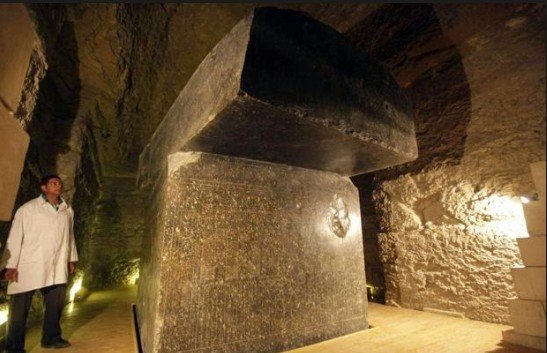 The Giant Sarcophagi of Saqqara: Inter Dimensional Portal Used By Ancient Egyptians? 1 The Giant Sarcophagi of Saqqara: Inter Dimensional Portal Used By Ancient Egyptians?