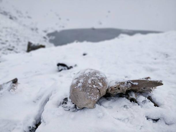 skeleton snow Roopkund Lake