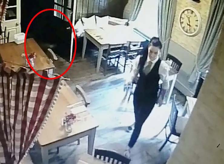 Security camera Captures the ghost of a girl chasing a waitress in an English pub