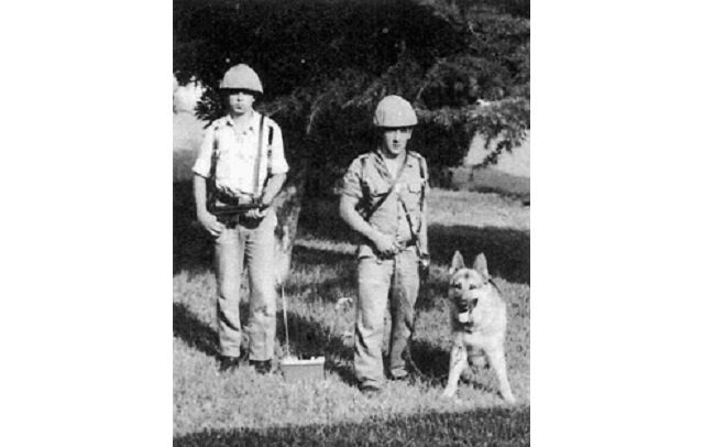 Soldiers José Manuel Trejo and Juan Carrizosa with the same wolf dog that discovered the “violator” on the night of November 12