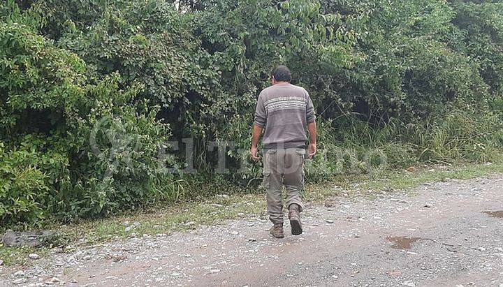 A Man Reported Seeing Ucumar: "I Lock Myself At Night And Can't Sleep 2 The witness shows the place where he had the encounter with the Ucumar creature.
Credit: The Salta Tribune.