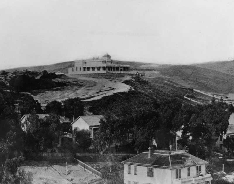 The 5000-Year-Old Underground Reptilian City Found Buried Deep Under Los Angeles 2 The Banning House (of Phineas Banning) on Fort Moore Hill, the site of the old Fort Moore. This hill easily accessible and heavily populated became ground zero for the legends of buried treasure.