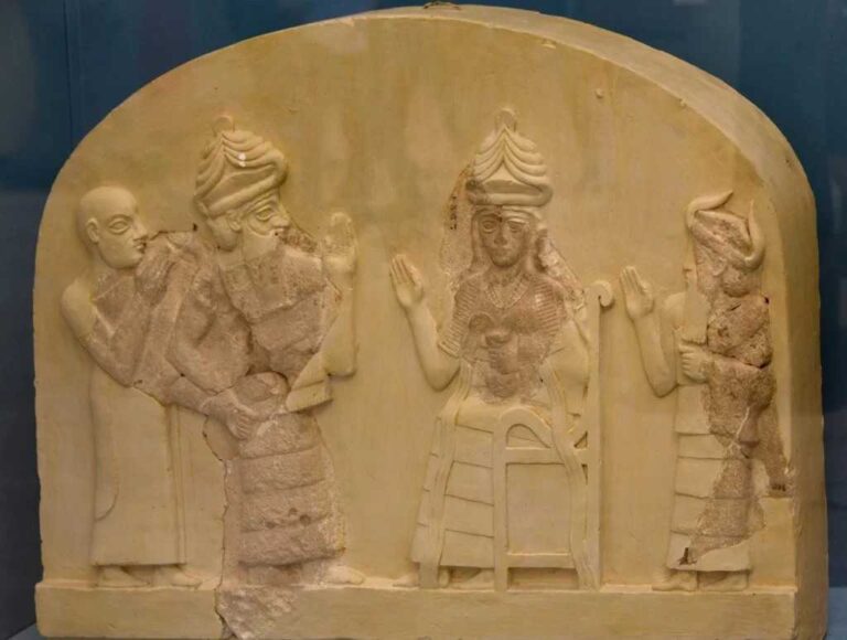 The 5000-Year-Old Underground Reptilian City Found Buried Deep Under Los Angeles 3 Serpent Deities and Monsters of Mesopotamia: Ningishzida and Mushussu. Ningishzida, with snakes emanating from his shoulders, on relief of Gudea, c. 2000 BCE.
