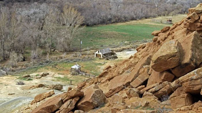The Secrets Of The Skinwalker Ranch: Shapeshifters, UFO Encounters, Cattle Mutilations, And Paranormal Activities 2 Countless people in the region have reported seeing glowing orbs, UFOs, and humanoid figures.