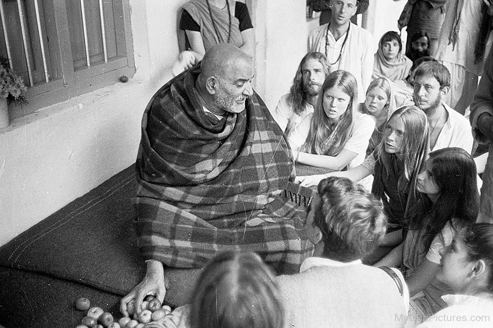 Neem Karoli Baba: The Incarnation Of Lord Hanuman Who Influenced Mark Zuckerburg and Steve Jobs 4 Neem Karoli Baba and his disciples
