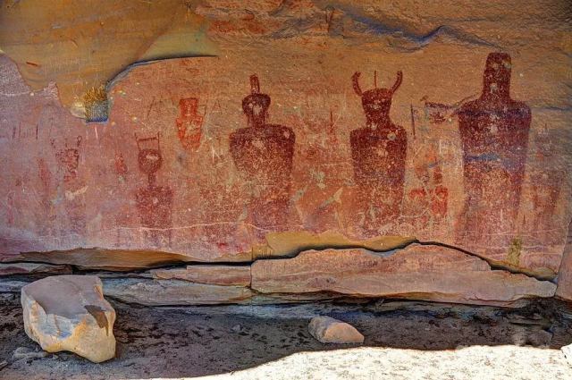 8,000 Years Old Shogo Canyon Cave Paintings Shows Ancient Alien Contact 3 Shogo Canyon Cave Paintings Shows Ancient Alien Contact