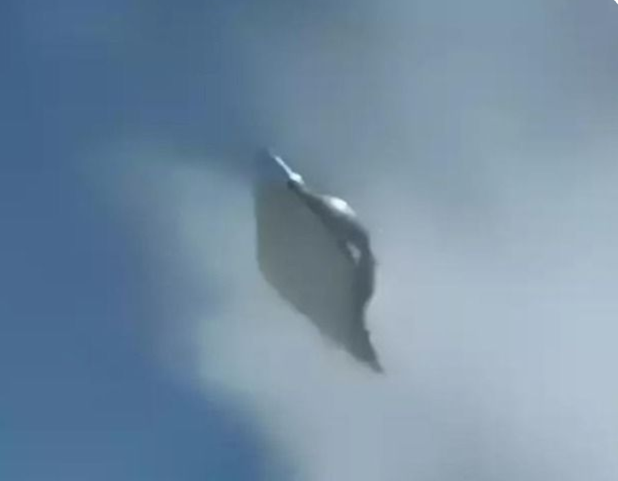 Pilot Records Breathtaking Footage of UFO Passing His Plane Over Colombia 1 UFO chasing plane